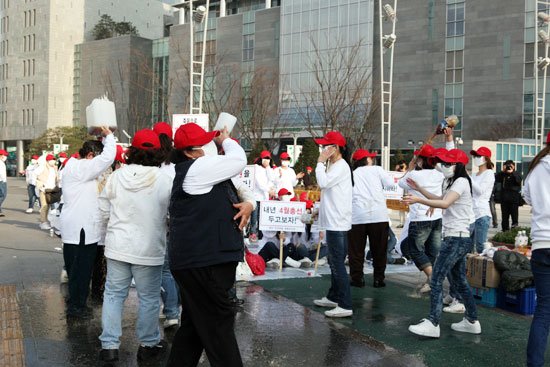 사진] 성매매 여성, 까나리액젓 뿌리며 시위 | 중앙일보