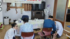 "노인회관으로 모이세요"…고향 찾아 의료 봉사활동 펼친 한의사
