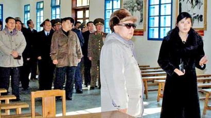 [사진] 김정일·정은 부자 옛 중국군 사령부 방문