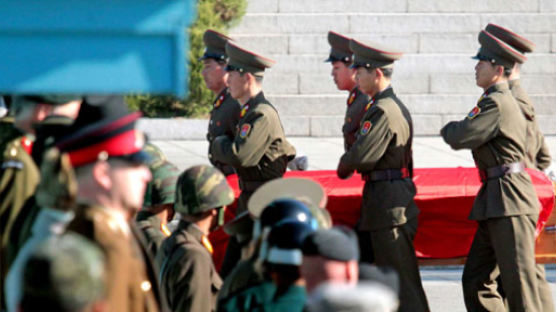 [사진] 수해 때 떠내려온 북한군 유해 송환