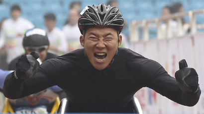 [2010 중앙서울 마라톤] 와! 휠체어 … 김규대, 세계적 선수들 제치고 깜짝 우승