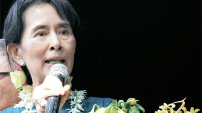 “희망을 잃지 말자” 미얀마 민주주의 꽃, 7년 만의 외출