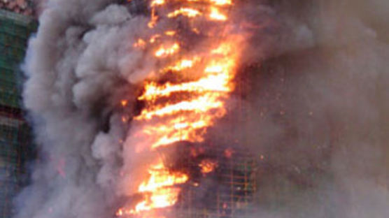 [사진] 화염 휩싸인 상하이 28층 아파트