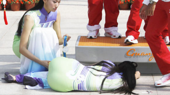 [사진] 실신한 치파오 미녀