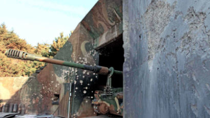 [사진] K-9 자주포 진지 포탄 자국