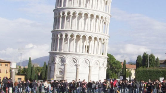 [사진] 시위대에게 점거된 피사의 사탑