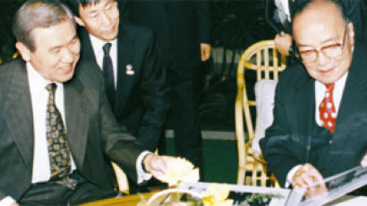 덩샤오핑 만난 김일성 “붉은 기는 과연 얼마나 더 나부낄까”