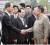 2007년 남북정상회담 당시 북한을 방문한 김장수 당시 국방부 장관이 김정일 국방위원장에게 꼿꼿한 자세로 악수하고 있다. [사진 청와대]