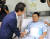 류영진 식약처장이 천안 단국대병원을 방문해 일명 &#39;용가리 과자&#39; 를 먹고 사고가 난 피해 어린이를 위로하고 있다. [연합뉴스]