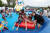6일 오후 서울 종로구 세종대로에 마련된 수영장에서 어린이들이 물놀이를 하고 있다.조문규 기자 