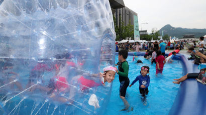 [서소문사진관]서울 도심 세종대로에서 즐기는 물놀이 