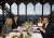 지난달 13일 프랑스 파리의 에펠탑에 있는 레스토랑에서 저녁식사 중인 에마뉘엘 마크롱 프랑스 대통령 부부와 도널드 트럼프 미국 대통령 부부. 미국과 달리 프랑스는 공식적으로 퍼스트레이디라는 지위를 인정하지 않고 있다. [AP=연합뉴스]