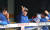 6일 오후 서울 잠실야구장에서 열리는 ‘2017 프로야구’ 두산 베어스와 삼성 라이온즈 경기에 앞서 삼성 이승엽이 동료들과 얘기를 나누고 있다. (김은규 기자/news@isportskorea.com)