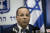 6일(현지시간) 알자지라 방송 퇴출 결정을 밝히고 있는 아유브 카라 이스라엘 통신부 장관. [AP=연합뉴스]