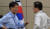  7일 청와대에서 열린 수석보좌관회의에 참석한 정의용 국가안보실장(오른쪽)과 장하성 정책실장이 이야기를 나누고 있다. 김상선 기자