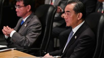 중·일 외교장관 첫 회담서 설전…"남중국해 발언에 실망" 