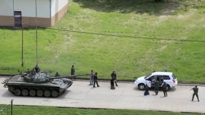 [사진] 베네수엘라, 탱크 동원해 차량 검문