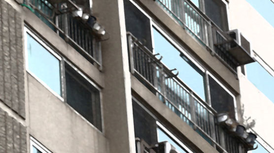 주한미군, 아파트 10층 난간서 “뛰어내리겠다” 소동