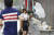 5호 태풍 &#39;노루&#39;가 일본 열도를 관통하며 큰 피해를 주고 있는 가운데, 7일 강풍으로 인해 나고야(名古屋) 시의 도로에서 한 여성이 뒤집혀 있는 우산을 잡고 있다. [도쿄 교도=연합뉴스]