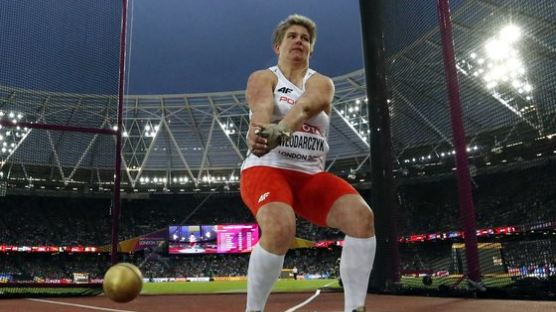 세계육상선수권 2연패 성공한 '해머던지기 철녀' 브워다르치크