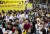9일 서울 종로구 옛 일본대사관 앞에서 열린 ‘제5차 세계 일본군 위안부 기림일 맞이 1295차 정기수요시위’에서 참석한 학생들. [연합뉴스]