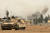 지난 2004년 11월 이라크 주둔 미군이 이슬람 수니파 저항세력의 거점 도시인 팔루자 진격 작전을 시작한 가운데 탱크등 기갑부대를 앞세운 미군 1사단 병사들이 팔루자 외곽에서 저항세력에 대한 포위망을 좁혀가고 있다. [팔루자 AP=연합뉴스]
