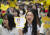 ‘제5차 세계 일본군 위안부 기림일 맞이 1295차 정기수요시위’에서 참석자들이 구호를 외치고 있다. [연합뉴스]