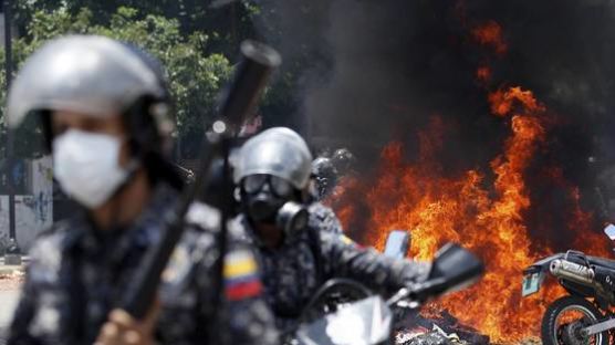 경제 몰락속에 민주주의 위협받는 산유국 베네수엘라 잔혹극