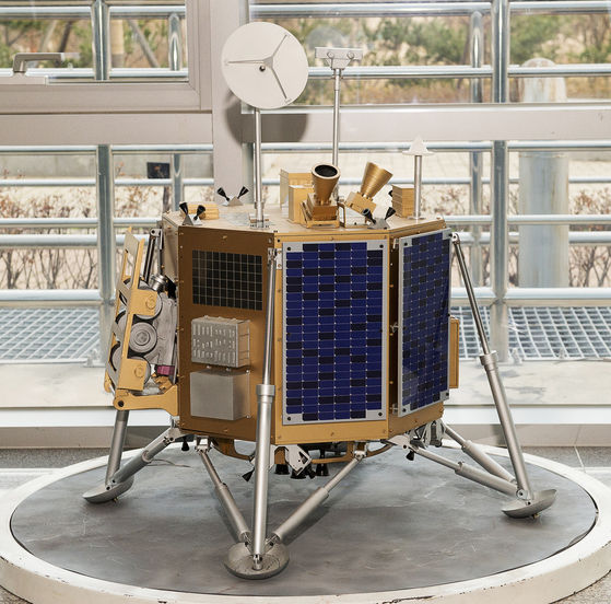 한국형 달 착륙선의 모형. 달 표면 영상을 확보하고 우주 방사선을 측정하며, 자원을 탐사하는 등의 임무를 수행한다.