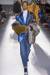 남성 양복 스타일의 오버사이즈 재킷에 청바지를 매치한 드리스 반 노튼 2017 가을 컬렉션,