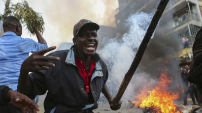 케냐 경찰, 대선 개표결과에 반발한 시위대에 발포…3명 사망 