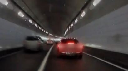 BMW 4대 터널 안 ‘난폭 레이싱’ … 오토바이 들이받아 70대 사망