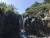 지난 7일 서귀포시 토평동 소정방폭포를 찾은 피서객들이 7m 위에서 떨어지는 물줄기를 맞고 있다. 최충일 기자