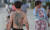 부산 해운대해수욕장에서 문신한 남성이 백사장을 걷고 있다. [송봉근 기자]