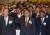 김진호 신임 회장(가운데)이 개표후 곧바로 이어진 취임식에서 국기에 대한 경례를 하고 있다. 김상선 기자