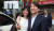 국민의당 당대표에 출마한 안철수 후보가 11일 오후 부산 남구 용호동 골목시장을 찾아 시민과 셀카를 찍고 있다.송봉근 기자