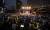 서울광장에서 열린 2017 서울문화의 밤 행사에서 시민들이 뮤직바캉스 공연을 보고 있다. [연합뉴스]