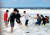 지난 12일 강원 고성군 토성면 봉포리 한 해변에서 바다에 빠진 40대 남성을 피서객들이 인간 띠를 만들어 구조하고 있다. [고성=연합뉴스]