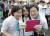 19일 오후 대구 동성로를 방문한 바른정당 이혜훈(왼쪽) 대표와 유승민 의원이 시민과 기념사진을 찍고 있다.[프리랜서 공정식]