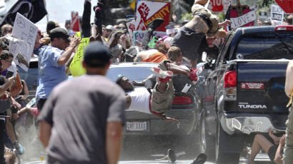 미 20세 백인 차량 돌진, 반인종주의 시위대 수십명 덮쳐