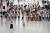 '세계 위안부의 날'을 맞아 서울 고척중학교 학생 등 청소년 300여 명이 14일 서울역 대합실에서 관현악과 무용 등이 어우러진 플래시몹(flash mop)을 선보이고 있다. 김상선 기자