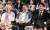 문재인 대통령이 13일 오전 서울 용산의 한 영화관에서 5·18 민주화 운동을 소재로 한 영화 '택시운전사'를 관람하고 있다. 왼쪽은 영화 속 실제 주인공 고(故) 위르겐 힌츠페터의 부인 에델트라우트 브람슈테트 씨, 오른쪽은 택시운전사 김사복을 연기한 배우 송강호. [사진 청와대]