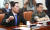 송영무 국방부 장관(왼쪽)과 이순진 합참의장이 14일 오후 국회에서 열린 국방위원회 전체회의에 출석해 의원들의 질문에 답하고 있다. 임현동 기자