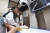 의료진들이 3일 경기도 구리시 더케어 의료센터에서 다리가 부러진 채 유기된 호피무늬 진돗개의 엑스레이를 살펴보고 있다. 임현동 기자