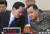 송영무 국방부장관(왼쪽)과 이순진 합참의장이 14일 오후 국회에서 열린 국방위원회 전체회의에 참석해 이야기하고 있다. 임현동 기자