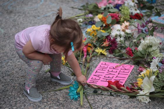 폭력 사태로 희생된 이들을 기리며 13일(현지시간) 일리노이주 시카고에서 어린 소녀가 헌화하고 있다. [게티이미지, AFP=연합뉴스] 