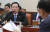 송영무 국방부 장관(왼쪽)과 이순진 합참의장이 14일 오후 국회에서 열린 국방위원회 전체회의에 출석해 이정현 의원의 북핵문제와 관련된 질문에 답하고 있다. 임현동 기자