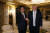 트럼프 대통령 당선직후인 지난해 12월 미국에서 만난 일본 아베 총리와 트럼프 대통령의 모습. [중앙포토]