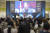 [“내가 한국에서 인기가 좀 있나 보다”]행사 첫날 공식 무대에서 관람객의 뜨거운 환영을 받은 덴마크 배우 매즈 미켈슨(사진 왼쪽)이 건넨농담. *사진=코믹콘 서울