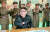 북한 김정은 노동당 위원장(가운데)과 김락겸 전략군사령관(왼쪽 첫째)이 2016년 6월 중장거리 탄도미사일인 ‘화성-10형(무수단 미사일)’ 시험발사에 성공한 뒤 기뻐하고 있다. [사진제공=노동신문]